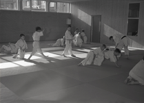 811222 Afbeelding van een judoles door Anton Geesink in de Sportschool Anton Geesink (Anton Geesinkstraat 13) te Utrecht.